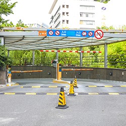 停車場劃線入口和坡道的作用講解